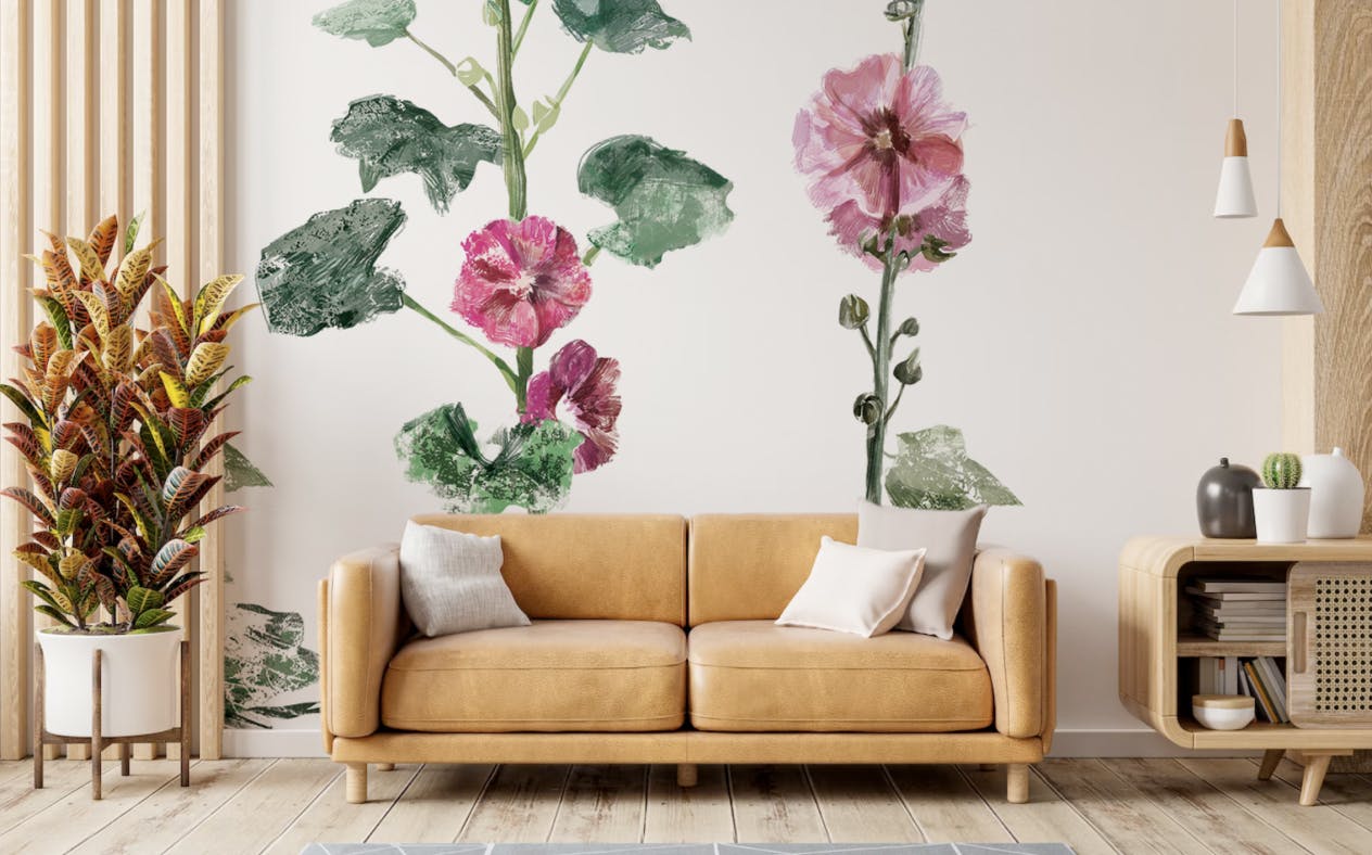 Kwiatowa fototapeta na ścianie w salonie za kanapą.